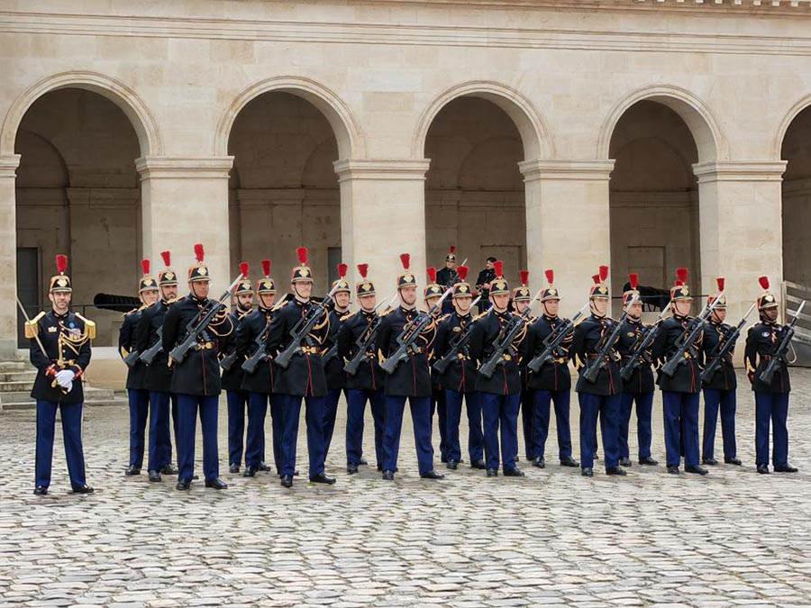 Xi asiste a ceremonia de bienvenida celebrada por Macron