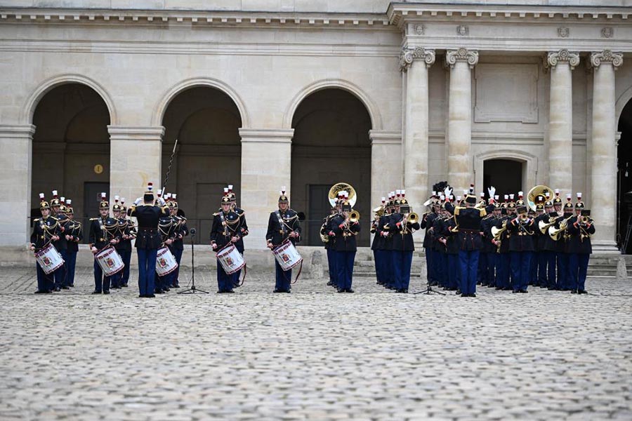 Xi asiste a ceremonia de bienvenida celebrada por Macron