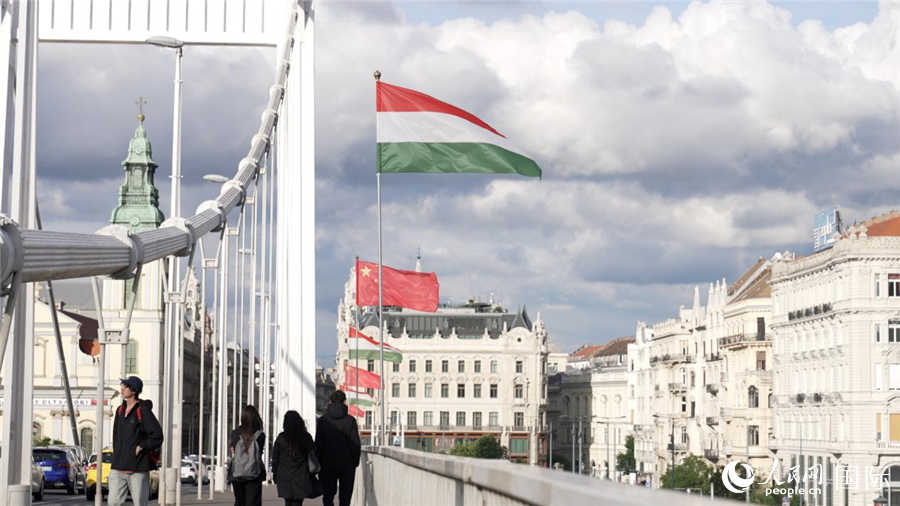 Las banderas nacionales de China y Hungría ondean en el Puente Elisabeth en Budapest, Hungría. Foto de Su Yingxiang, Diario del Pueblo digital