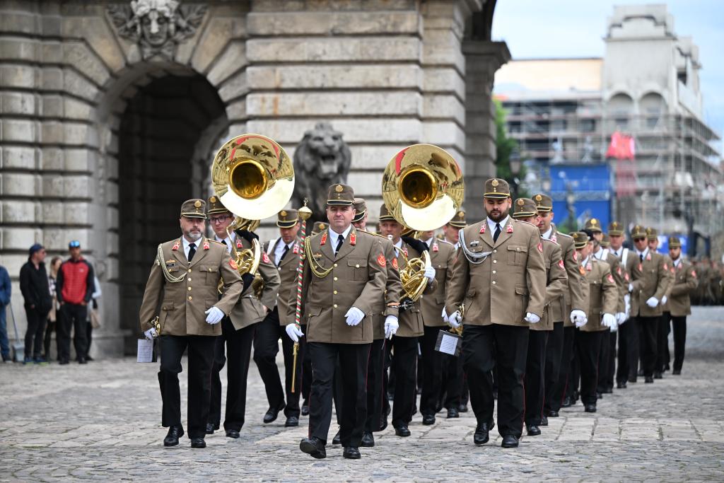 Xi asiste a ceremonia de bienvenida organizada por presidente húngaro Sulyok y primer ministro Orbán en Budapest