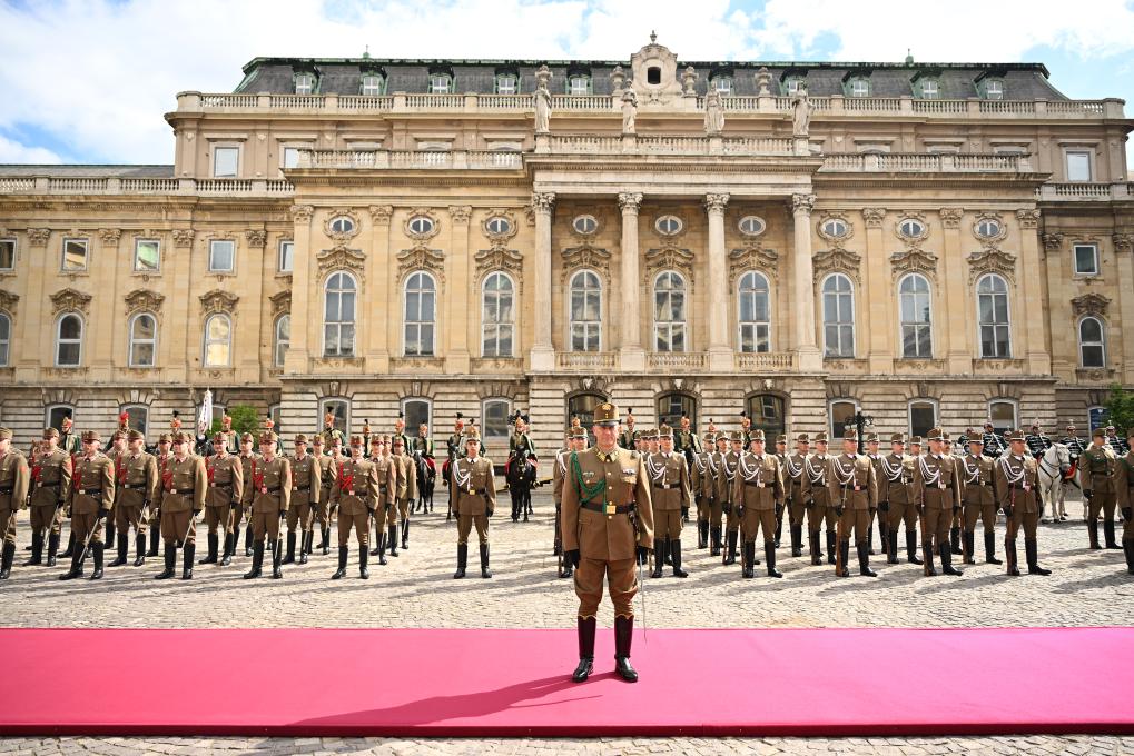 Xi asiste a ceremonia de bienvenida organizada por presidente húngaro Sulyok y primer ministro Orbán en Budapest