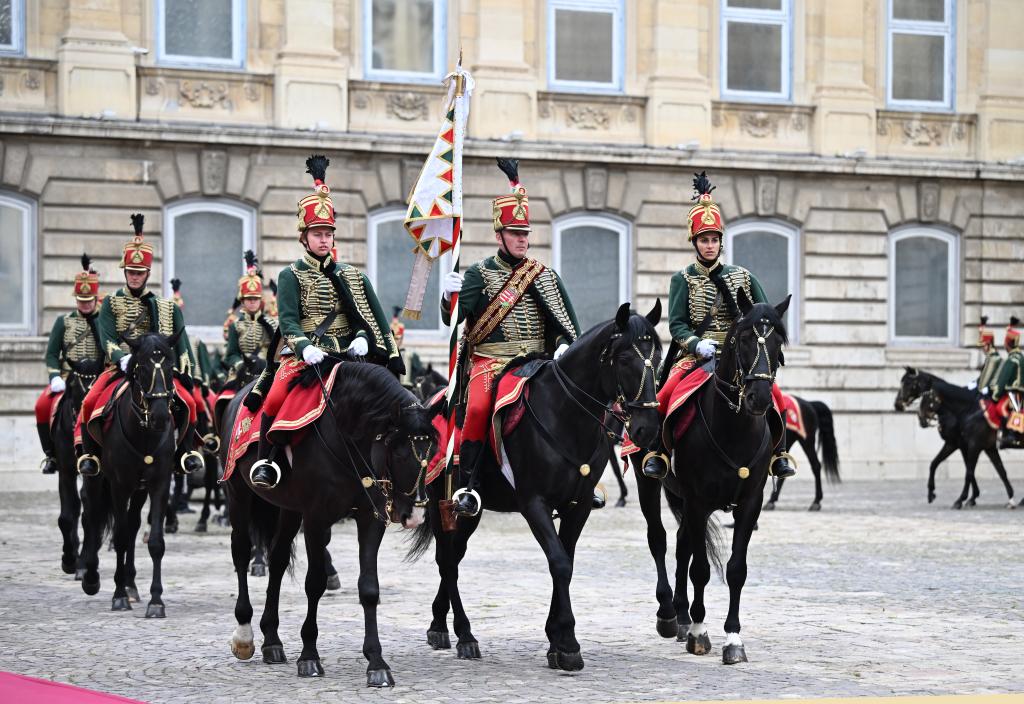 Xi asiste a ceremonia de bienvenida organizada por presidente húngaro Sulyok y primer ministro Orbán en Budapest