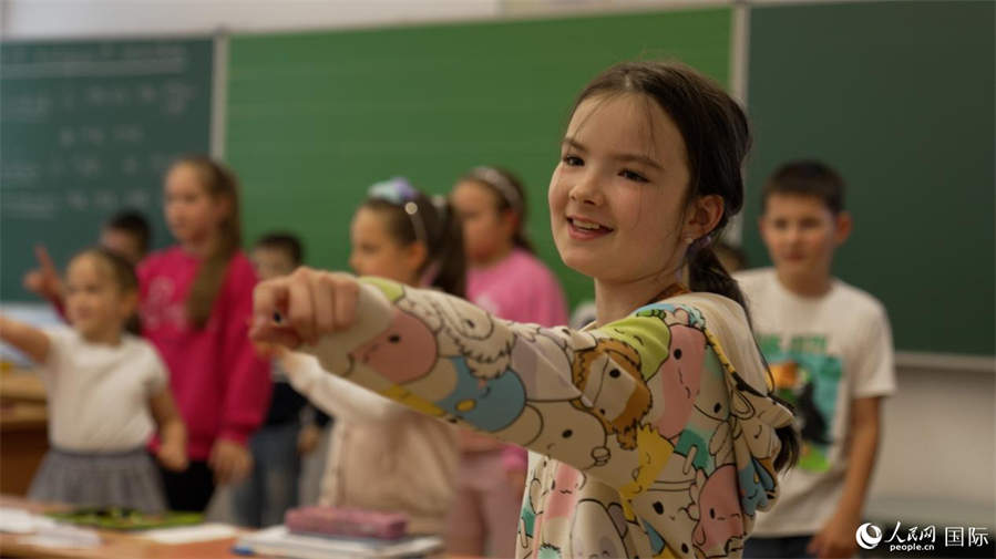 El 8 de mayo, hora local, los estudiantes de la escuela bilingüe sino-húngara en Budapest de Hungría bailaron “Pequeña Manzana” delante de la clase. Foto de Su Yingxiang, Diario del Pueblo digital