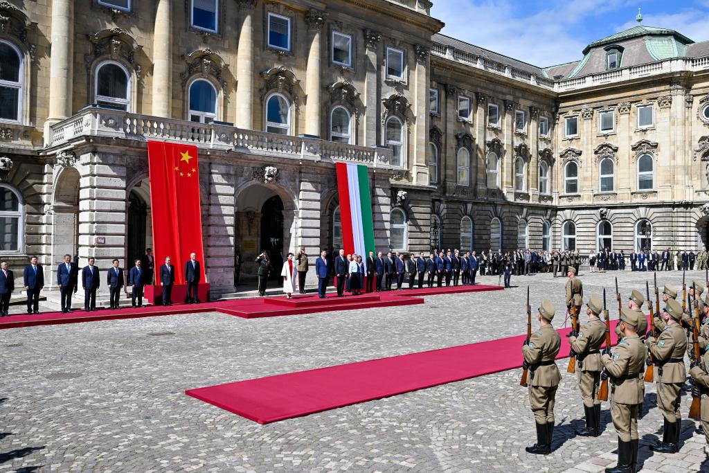 Xi asiste a ceremonia de bienvenida organizada por presidente húngaro Sulyok y primer ministro Orbán en Budapest