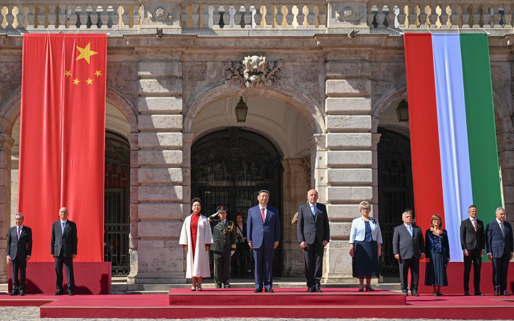 Xi asiste a ceremonia de bienvenida organizada por presidente húngaro Sulyok y primer ministro Orbán en Budapest