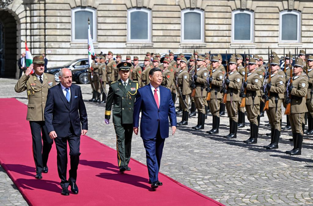 Xi asiste a ceremonia de bienvenida organizada por presidente húngaro Sulyok y primer ministro Orbán en Budapest