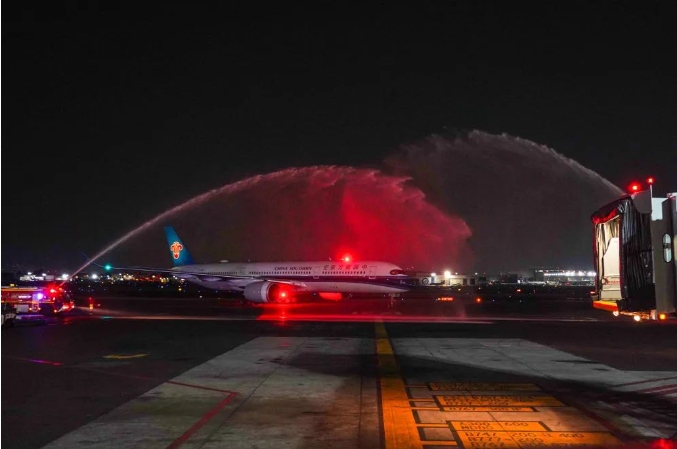 En la noche del 11 de mayo, el primer vuelo directo de Shenzhen a la Ciudad de México operado por China Southern Airlines Group Co., Ltd. pasó por el arco de agua del Aeropuerto Internacional Benito Juárez en la Ciudad de México. Foto del reportero de la agencia de noticias Xinhua, Li Mengxin.