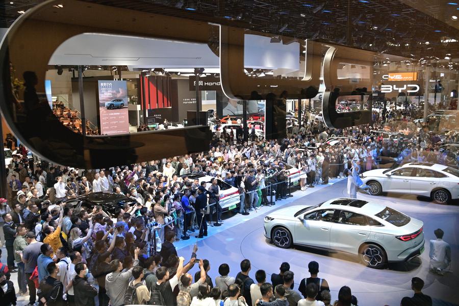 Visitantes en la zona de exposición del fabricante chino de vehículos de nueva energía BYD durante la Exhibición Internacional del Automóviles de Beijing 2024, en Beijing, capital de China, el 4 de mayo de 2024. (Xinhua/Yin Dongxun)