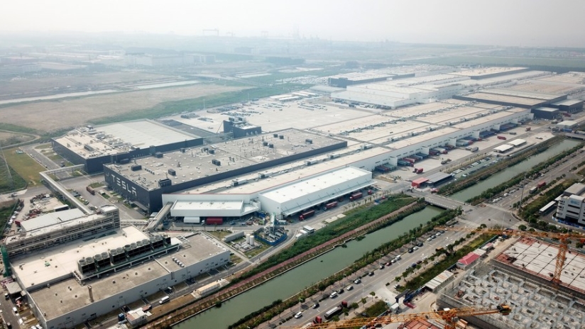 Vista aérea de archivo del 20 de agosto de 2022 de la Gigafábrica de Tesla, en la nueva área de Lingang, de la Zona Piloto de Libre Comercio de China (Shanghai), en Shanghai, en el este de China. (Xinhua/Jin Liwang)