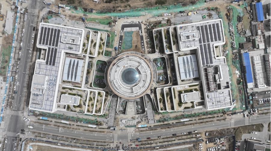 La fotografía aérea, tomada por un dron, muestra las obras de construcción del parque industrial de la ciudad inteligente de China Telecom en la Nueva Área de Xiong'an, en la provincia septentrional china de Hebei, el 28 de marzo de 2024.    (Xinhua/Mu Yu)