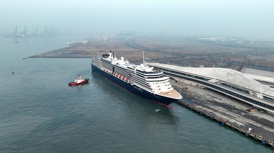  La foto, tomada con un dron el 11 de marzo de 2024, muestra el crucero Zuiderdam, operado por Holland America Line, atracando en el puerto Tianjin International Cruise Home Port en la municipalidad septentrional china de Tianjin. (Xinhua)