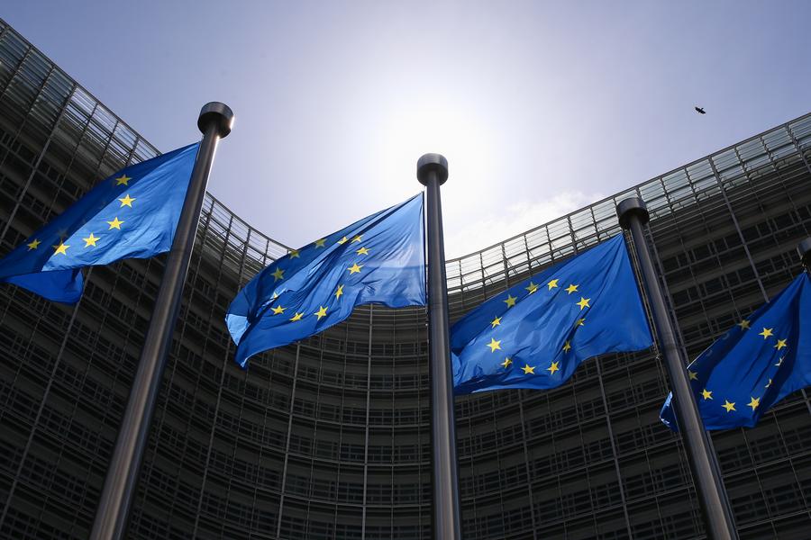 Imagen del 21 de mayo de 2021 de banderas de la Unión Europea (UE) ondeando frente a la sede de la UE, en Bruselas, Bélgica. (Xinhua/Zheng Huansong)