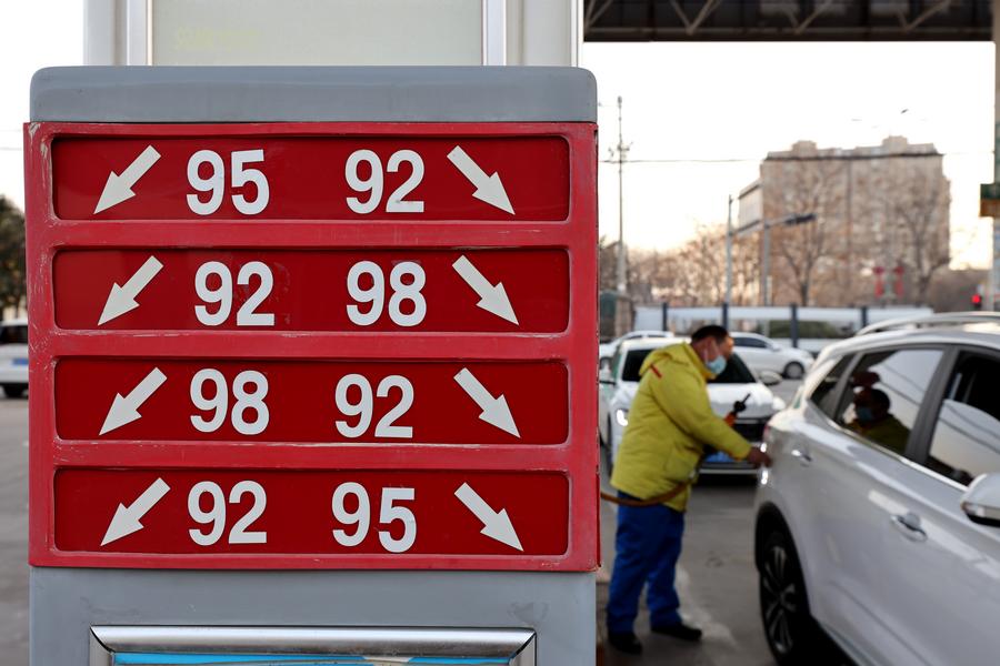 Un empleado carga combustible en un vehículo en una gasolinera de Zaozhuang, provincia de Shandong, en el este de China, el 17 de enero de 2023. (Xinhua/Sun Yang)