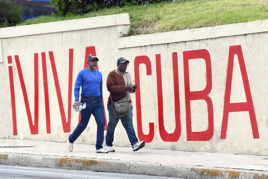 Imagen del 20 de diciembre de 2023 de hombres caminando por una calle de la barriada de El Vedado, en el municipio Plaza de la Revolución, en La Habana, capital de Cuba.  (Xinhua/Joaquín Hernández)