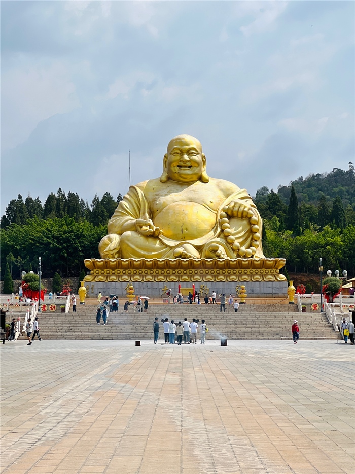 Imagen del Buda Sonriente del Parque de la Montaña Jinping, por Álvaro Lago, Diario del Pueblo digital.