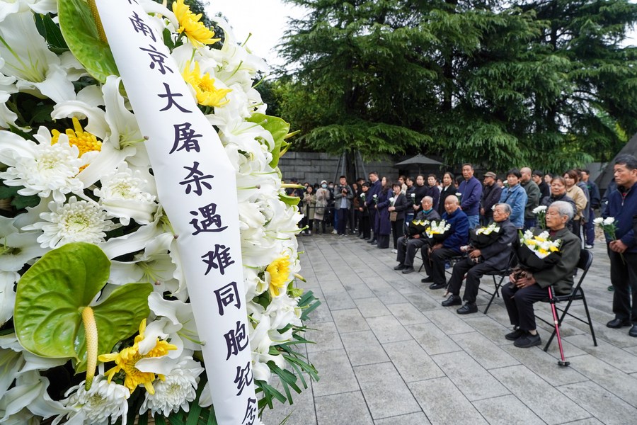 Imagen del 3 de abril de 2024 de una ceremonia conmemorativa en el Salón Conmemorativo de las Víctimas de la Masacre de Nanjing por los Invasores Japoneses, en Nanjing, en la provincia de Jiangsu, en el este de China. (Xinhua/Li Bo)