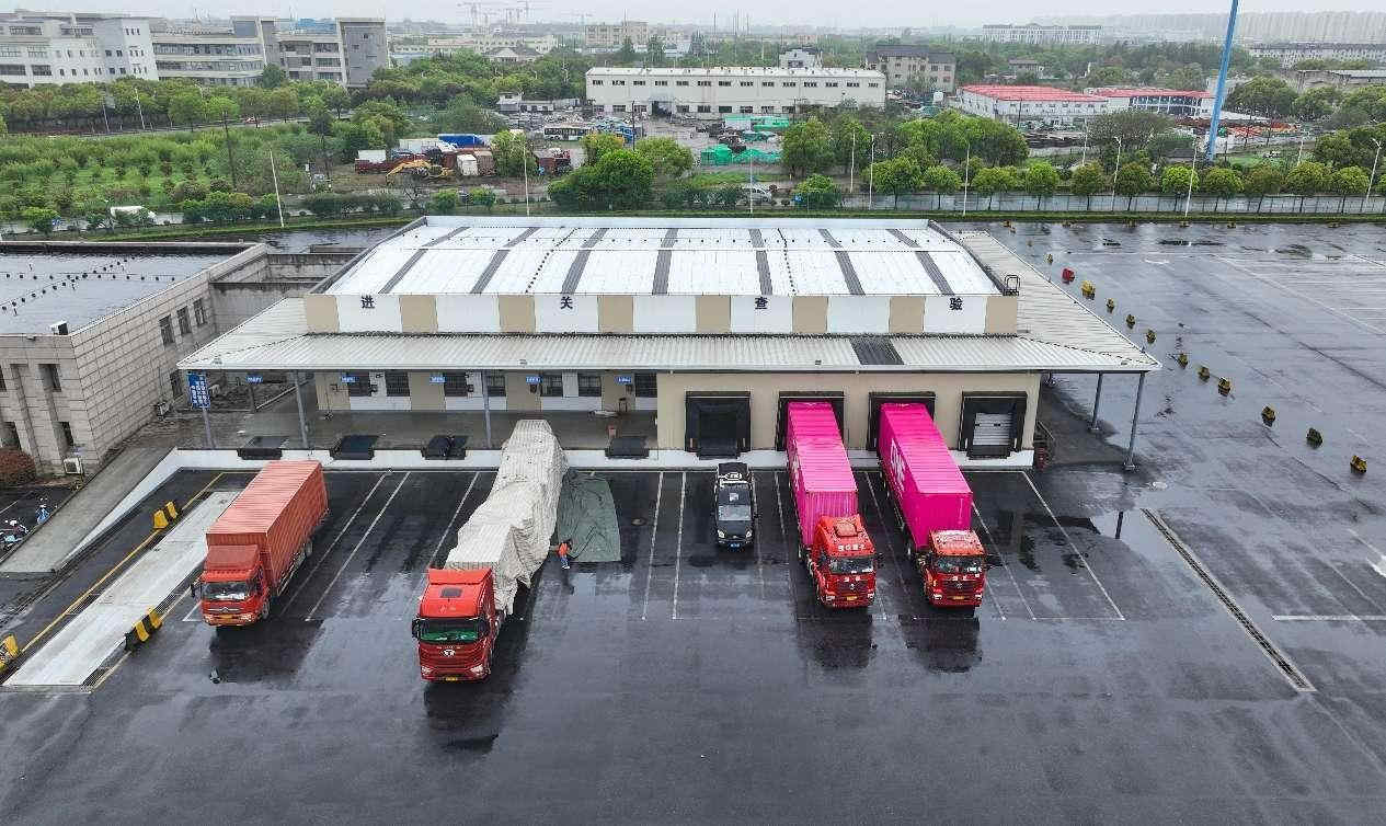  Camiones de carga esperan la inspección en la zona aduanera integral de Songjiang en Shanghai,  este de China. (Foto de Jiang Huihui/Diario del Pueblo digital)