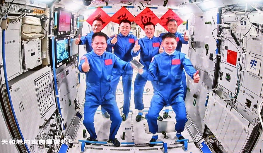 Esta captura de pantalla, tomada en el Centro de Control Aeroespacial de Beijing el 26 de abril de 2024, muestra a las tripulaciones de las naves Shenzhou-17 y Shenzhou-18 posando para una foto grupal dentro de la estación espacial de China. (Xinhua/Jin Liangkuai)