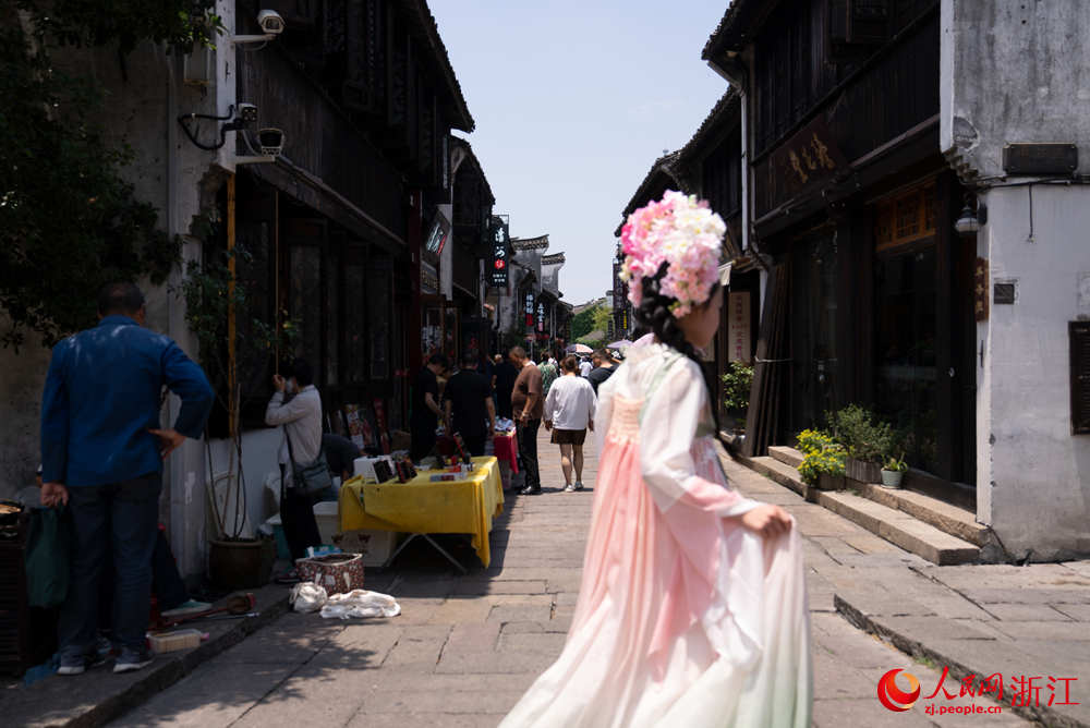 Caminando junto al río Yue en Jiaxing para disfrutar del Festival del Bote de Dragón en el sur de China