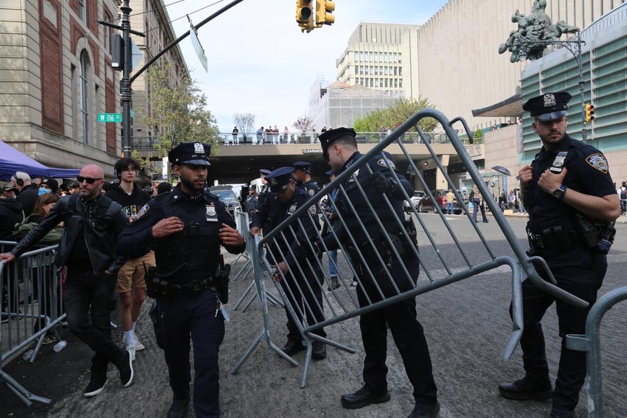 Imagen del 30 de abril de 2024 de agentes de la policía colocando barreras de seguridad frente a la puerta de la Universidad de Columbia, en la Ciudad de Nueva York, Estados Unidos. (Xinhua/Liu Yanan) 