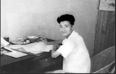 El maestro Zhang Leping en su mesa de trabajo dibujando a Sanmao hacia 1948.  (Foto: cortesía de la familia Zhang)