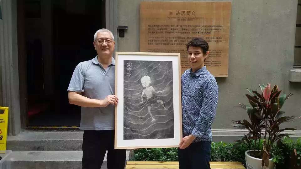 Zhang Weijun y Luis Cantillo, en la Casa Museo de Zhang Leping en Shanghai, junio del 2016.