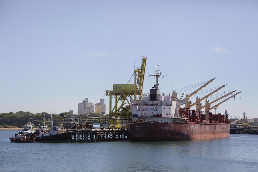 Imagen de archivo de un buque noruego que transporta petróleo, anclado en el Puerto de Acajutla, ubicado a 84 kilómetros al suroeste de San Salvador, capital de El Salvador. (Xinhua/Oscar Rivera)