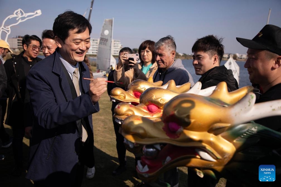 Imagen del 1 de junio de 2024 del ministro consejero de la embajada china en Argentina, Sun Yi (i), realizando el ritual de "clavado de pupilas" durante el Festival de Bote Dragón en el club náutico Puertos, en la ciudad de Belén de Escobar, Argentina. El Festival del Bote Dragón se celebró un año más este sábado en el club náutico Puertos, en la localidad de Belén de Escobar, al norte del Gran Buenos Aires. (Xinhua/Martín Zabala)