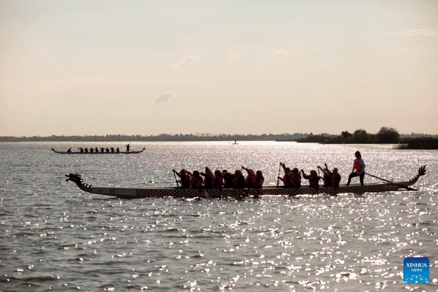 Imagen del 1 de junio de 2024 de personas participando en el Festival de Bote Dragón en el club náutico Puertos, en la ciudad de Belén de Escobar, Argentina. El Festival del Bote Dragón se celebró un año más este sábado en el club náutico Puertos, en la localidad de Belén de Escobar, al norte del Gran Buenos Aires. (Xinhua/Martín Zabala)