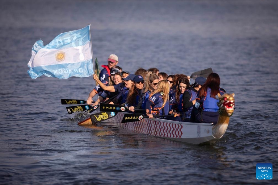 Imagen del 1 de junio de 2024 de personas participando en el Festival de Bote Dragón en el club náutico Puertos, en la ciudad de Belén de Escobar, Argentina. El Festival del Bote Dragón se celebró un año más este sábado en el club náutico Puertos, en la localidad de Belén de Escobar, al norte del Gran Buenos Aires. (Xinhua/Martín Zabala)