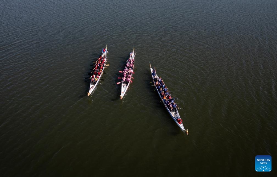 Imagen tomada con un dron el 1 de junio de 2024 de personas participando en el Festival de Bote Dragón en el club náutico Puertos, en la ciudad de Belén de Escobar, Argentina. El Festival del Bote Dragón se celebró un año más este sábado en el club náutico Puertos, en la localidad de Belén de Escobar, al norte del Gran Buenos Aires. (Xinhua/Ezequiel Putruele)