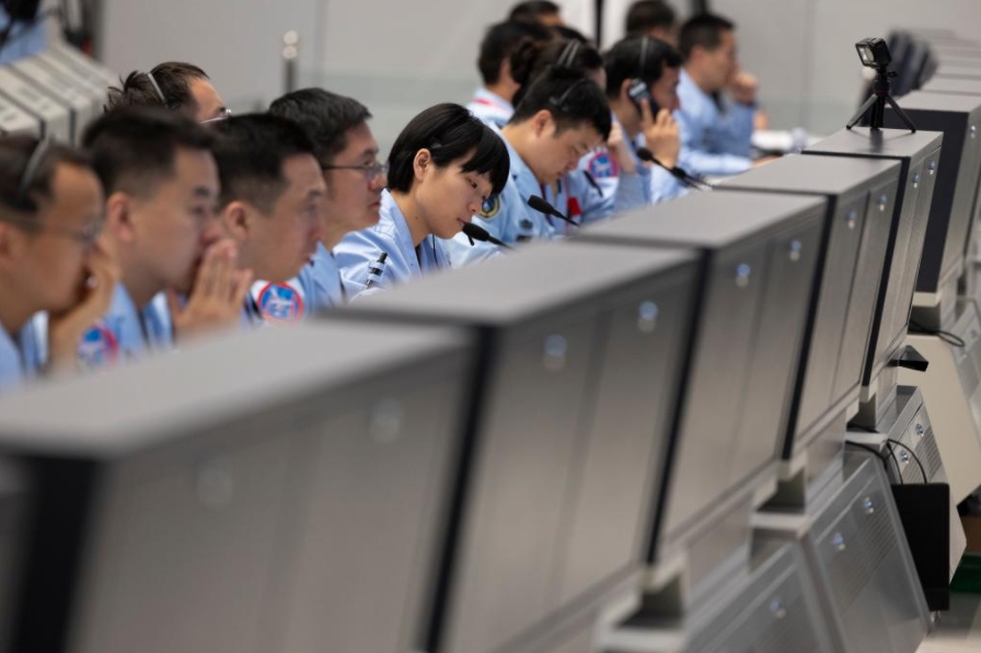 BEIJING, 2 junio, 2024 (Xinhua) -- Personal técnico trabaja en el Centro de Control Aeroespacial de Beijing (BACC, por sus siglas en inglés), en Beijing, capital de China, el 2 de junio de 2024. La sonda Chang'e-6 de China se posó en la cara oculta de la Luna el domingo por la mañana, y recogerá muestras de esta zona raramente explorada por primera ocasión en la historia humana, anunció la Administración Nacional del Espacio de China (CNSA, siglas en inglés). Con el apoyo del satélite retransmisor Queqiao-2, la combinación de módulos de alunizaje y ascenso de la sonda Chang'e-6 de China logró posarse con éxito en la zona de alunizaje designada a las 6:23 a.m. (hora de Beijing) en la Cuenca Aitken del Polo Sur. (Xinhua/Jin Liwang)