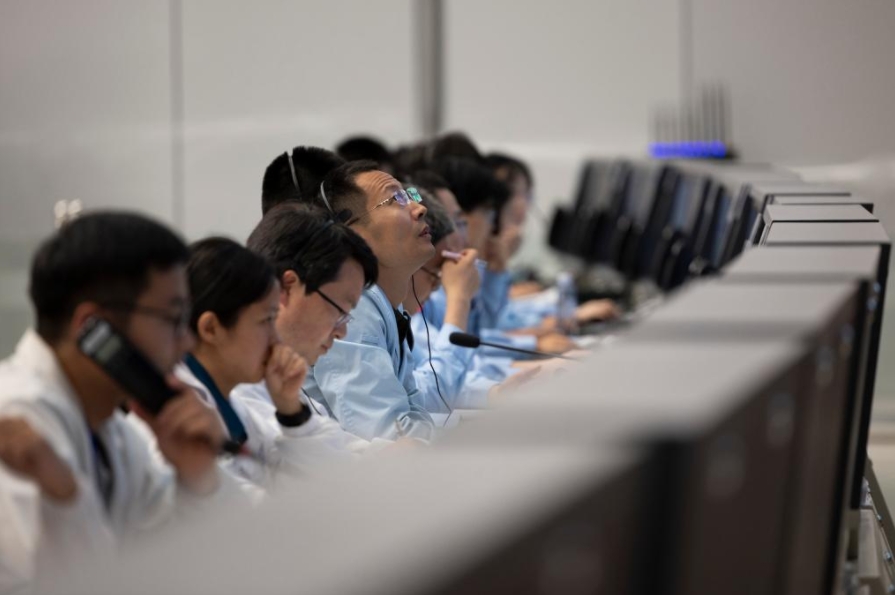 BEIJING, 2 junio, 2024 (Xinhua) -- Personal técnico trabaja en el Centro de Control Aeroespacial de Beijing (BACC, por sus siglas en inglés), en Beijing, capital de China, el 2 de junio de 2024. La sonda Chang'e-6 de China se posó en la cara oculta de la Luna el domingo por la mañana, y recogerá muestras de esta zona raramente explorada por primera ocasión en la historia humana, anunció la Administración Nacional del Espacio de China (CNSA, siglas en inglés). Con el apoyo del satélite retransmisor Queqiao-2, la combinación de módulos de alunizaje y ascenso de la sonda Chang'e-6 de China logró posarse con éxito en la zona de alunizaje designada a las 6:23 a.m. (hora de Beijing) en la Cuenca Aitken del Polo Sur. (Xinhua/Jin Liwang)