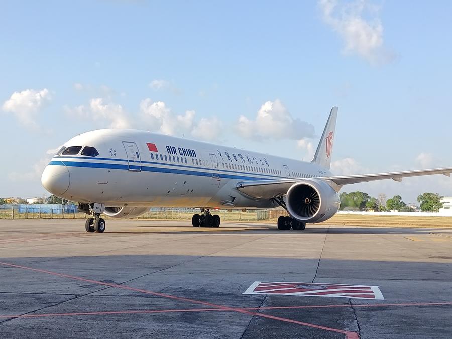 Una aeronave Boeing 787-9 de la compañía Air China arriba al Aeropuerto Internacional José Martí, en La Habana, Cuba, el 17 de mayo de 2024, el primer vuelo que reanuda la conexión aérea con dos frecuencias semanales entre Cuba y China para abrir una ruta, con escala intermedia en España, que facilitará los intercambios entre ambas naciones. (Xinhua/Lin Zhaohui)