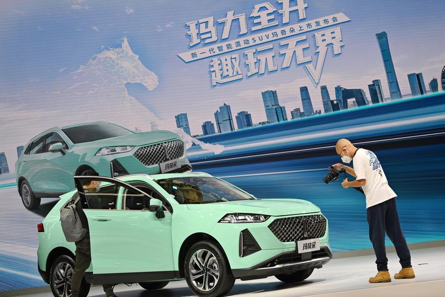 Imagen de archivo de visitantes observando un automóvil nuevo de WEY, una marca del fabricante de automóviles chino Great Wall Motors (GWM), durante el Salón del Automóvil de China (Tianjin) 2021, en Tianjin, en el norte de China, el 29 de septiembre de 2021. (Xinhua/Li Ran) 