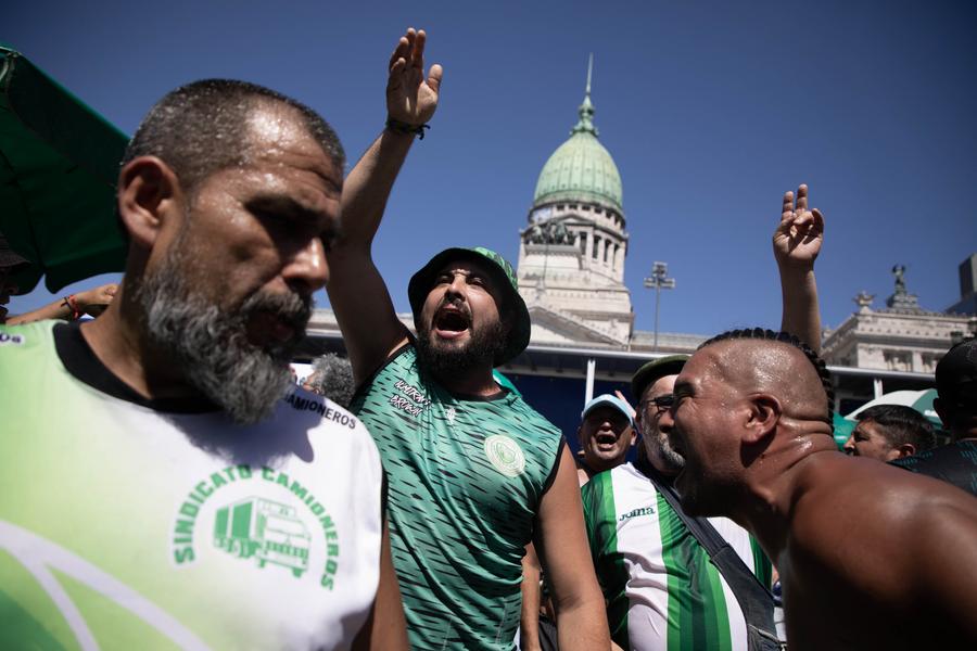 Trabajadores gritan consignas durante una manifestación en el marco del paro general de actividades dispuesto por sindicatos y organizaciones sociales, en la ciudad de Buenos Aires, capital de Argentina, el 24 de enero de 2024. (Xinhua/Martín Zabala)