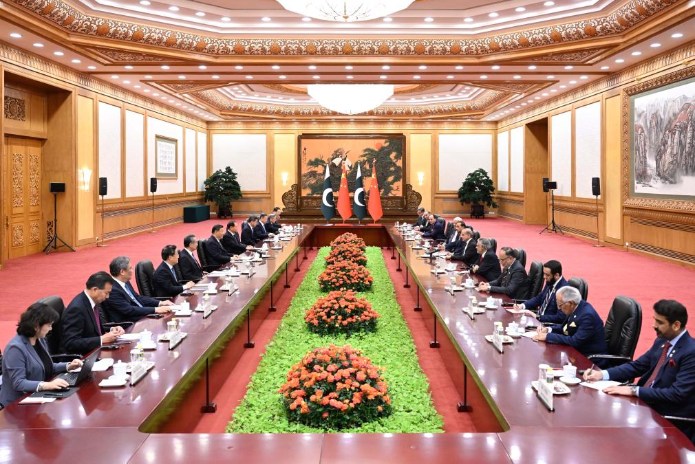 El presidente chino, Xi Jinping, se reúne con el primer ministro paquistaní, Shehbaz Sharif, quien se encuentra en una visita oficial en China, en el Gran Palacio del Pueblo, en Beijing, capital de China, el 7 de junio de 2024. (Xinhua/Shen Hong)