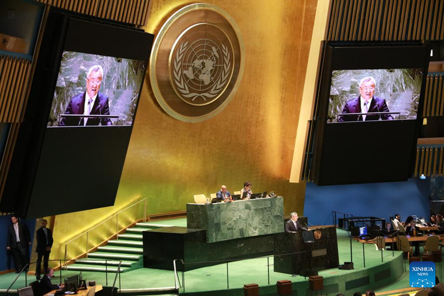  Fu Cong (en el podio y en las pantallas), representante permanente de China ante las Naciones Unidas, presenta un proyecto de resolución para establecer el Día Internacional del Diálogo entre Civilizaciones en la sesión plenaria de la Asamblea General de la ONU en la sede de la ONU en Nueva York,  el 7 de junio de 2024. La 78ª sesión de la Asamblea General de las Naciones Unidas (AGNU) aprobó el viernes por unanimidad una resolución propuesta por China para establecer el Día Internacional del Diálogo entre Civilizaciones.  (Xinhua/Xie E)