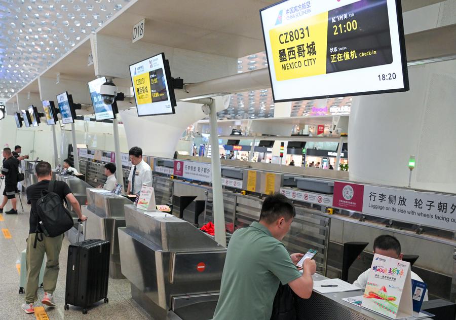 Un pasajero se registra para un vuelo a la Ciudad de México en el Aeropuerto Internacional de Bao'an de Shenzhen, en Shenzhen, en la provincia de Guangdong, en el sur de China, el 11 de mayo de 2024. (Xinhua/Mao Siqian) 