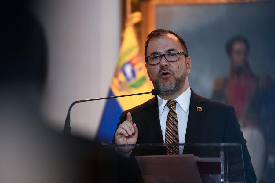 El canciller venezolano, Yván Gil, habla durante una conferencia de prensa, en Caracas, Venezuela, el 18 de abril de 2024. (Xinhua/Marcos Salgado) 