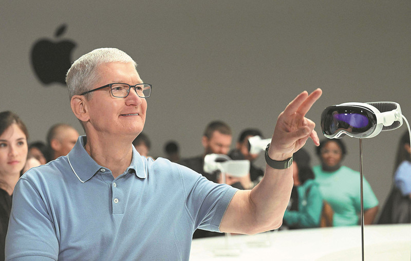 El director ejecutivo de Apple, Tim Cook, se dirige a los medios junto a las nuevas gafas de realidad aumentada Vision Pro de la compañía en el campus de Apple Park en Cupertino, California, el lunes. [Foto/Agencias]