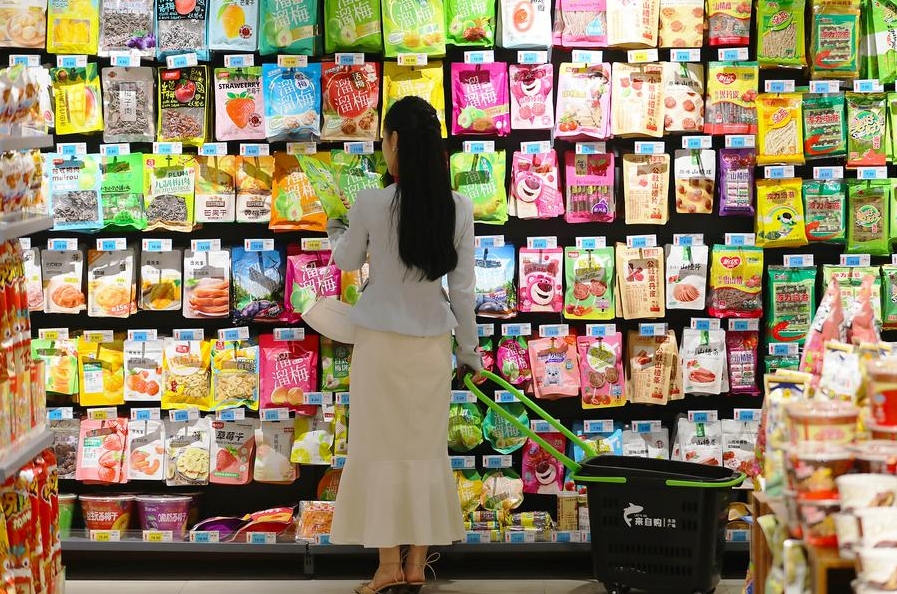 Una consumidora hace compras en un supermercado en Tengzhou, provincia de Shandong, en el este de China, el 11 de abril de 2024. (Xinhua/Sun Yang)