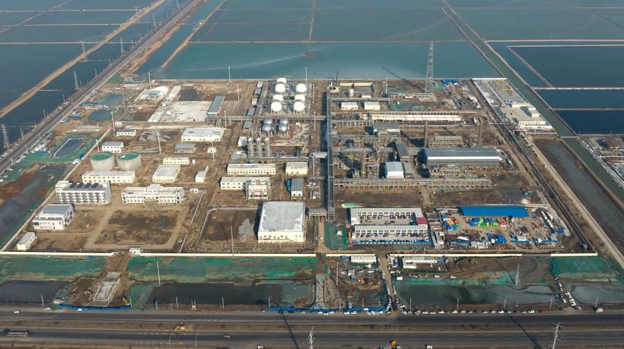 Fotografía aérea tomada con un dron mostrando el sitio de construcción de un proyecto de terminal de procesamiento de gas natural en la ciudad de Binzhou, provincia de Shandong, en el este de China, el 12 de enero de 2024. (Xinhua/Du Penghui)