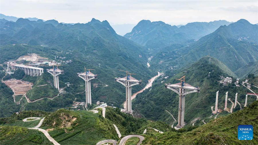 Vista aérea de sitio de construcción de gran puente en provincia suroeste de China