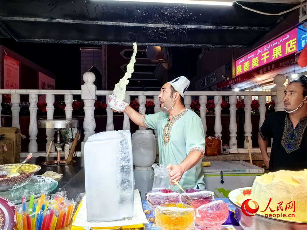 Un vistazo a la vibrante vida nocturna en el Gran Bazar Internacional en Xinjiang