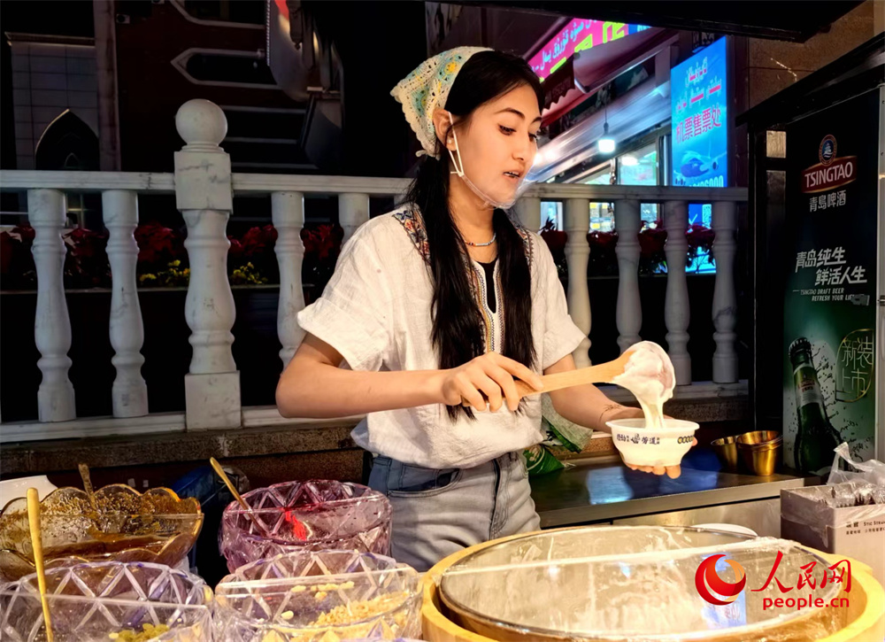 Un vistazo a la vibrante vida nocturna en el Gran Bazar Internacional en Xinjiang