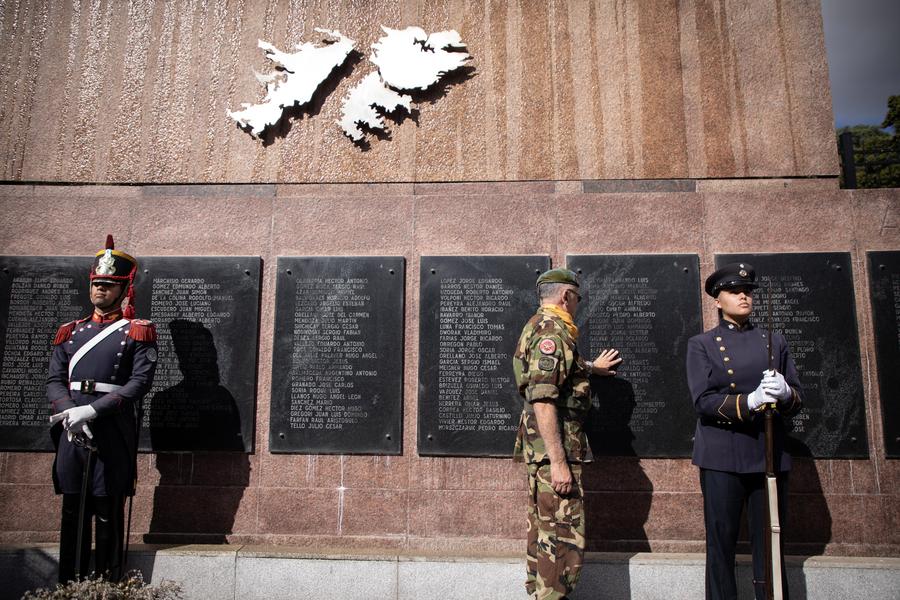 Un excombatiente observa los nombres de los soldados caídos en combate al finalizar un acto por el 42° aniversario del inicio del conflicto bélico entre Argentina y Reino Unido, frente al Monumento a los Caídos en Malvinas, en Buenos Aires, capital de Argentina, el 2 de abril de 2024. (Xinhua/Martín Zabala) 