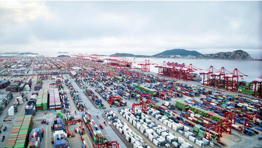 Imagen del 17 de septiembre de 2023 de la terminal automatizada de contenedores del puerto de agua profunda de Yangshan, en Shanghai, en el este de China. (Xinhua/Wang Yiming)