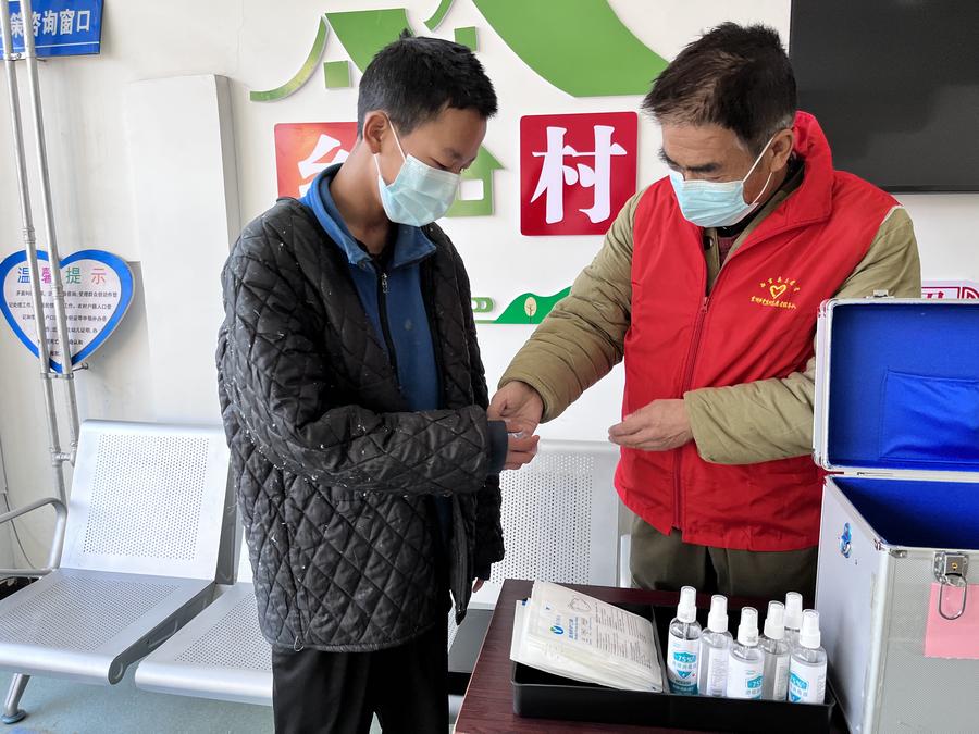 Imagen de archivo de un empleado distribuyendo medicamentos a un aldeano, en la aldea de Dangcha, en el distrito de Xiji, en la región autónoma de la etnia hui de Ningxia, en el noroeste de China. (Xinhua)