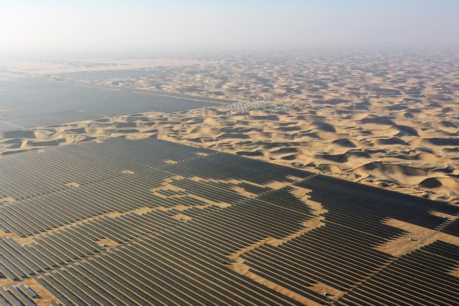 Esta foto aérea, tomada el 18 de febrero de 2023, muestra un proyecto de energía fotovoltaica en el distrito de Liangzhou de la ciudad de Wuwei, en la provincia noroccidental china de Gansu. (Xinhua/Fan Peishen)